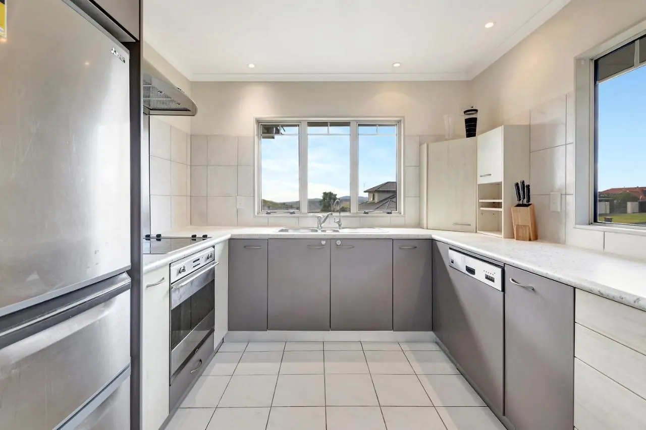 Cheerful 4 Bedroom Home With Free Parking. Wellington New Zealand