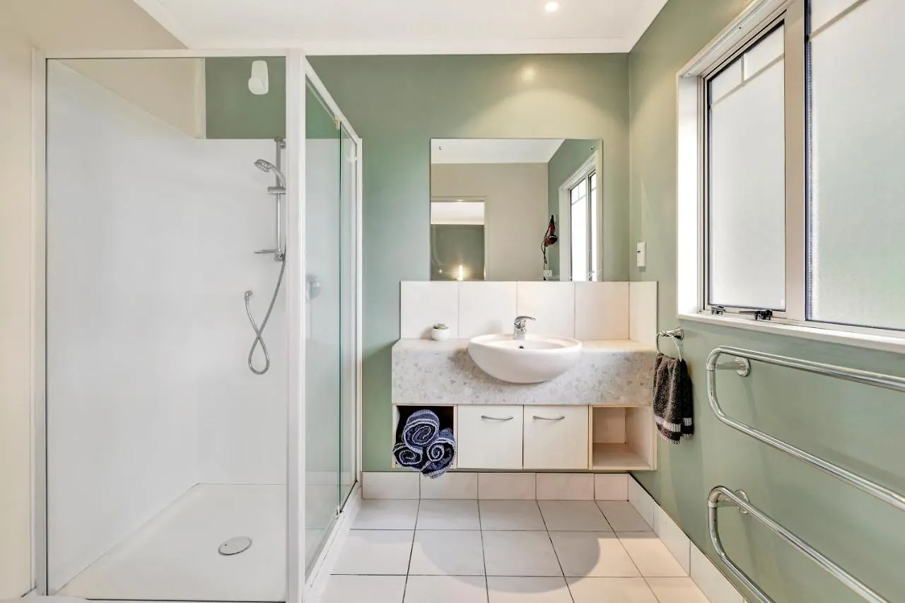 Cheerful 4 Bedroom Home With Free Parking. Wellington Holiday home