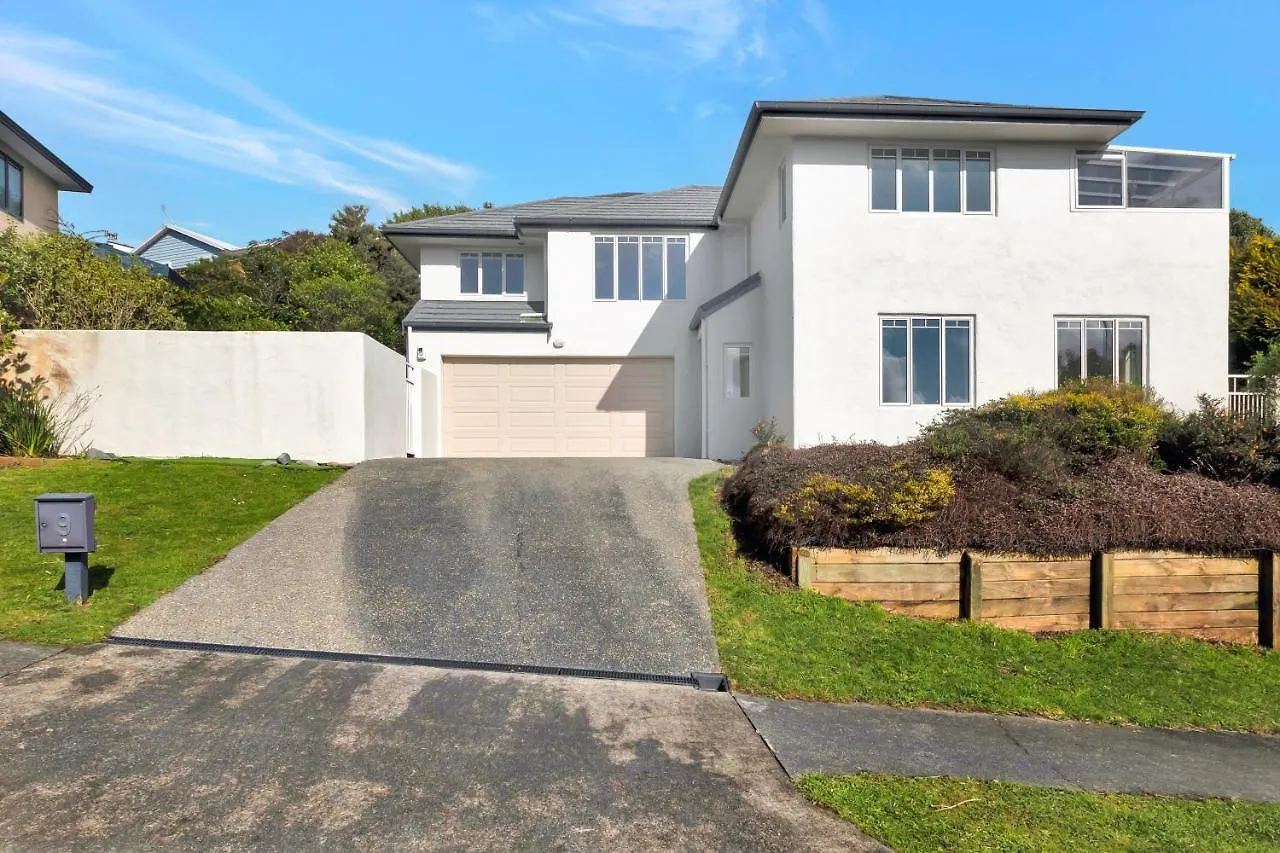 Cheerful 4 Bedroom Home With Free Parking. location