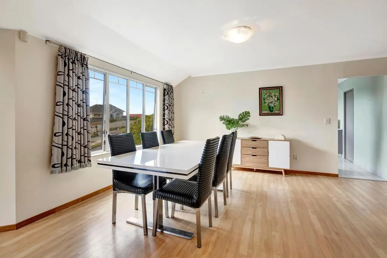 Holiday home Cheerful 4 Bedroom Home With Free Parking. Wellington New Zealand